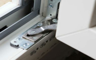 Что делать, если заклинило пластиковое окно