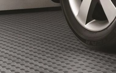 Виды резинового покрытия для гаража: особенности плитки, рулонов и наливных полов